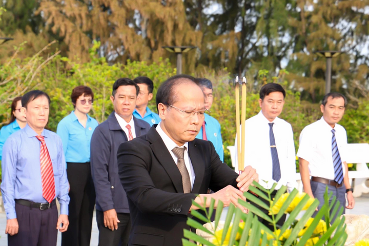 Khánh Hoà: Dâng hương, dâng hoa tại Khu tưởng niệm chiến sĩ Gạc Ma