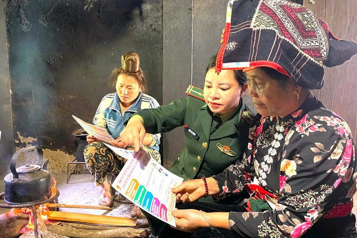 Bộ đội Biên phòng Sơn La băng rừng, gõ cửa... tuyên truyền về bầu cử