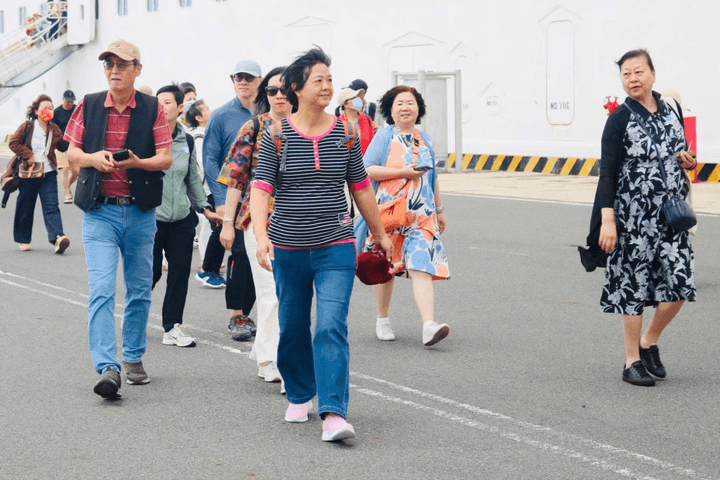 Tàu biển Andora Mediterranea đưa 2.200 du khách đến tham quan Khánh Hòa