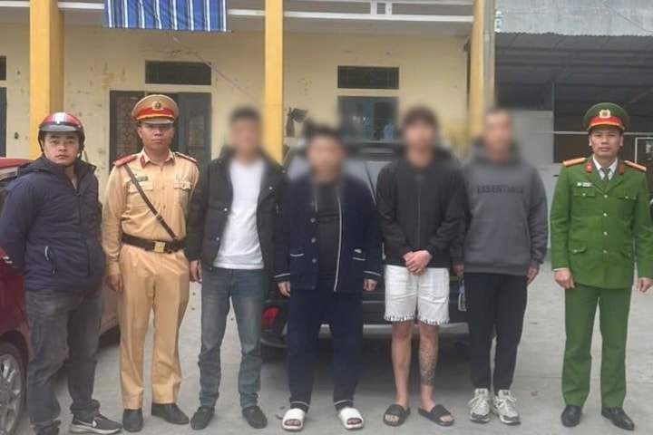 Kiểm tra nồng độ cồn, phát hiện 5 người nước ngoài nghi lưu trú trái phép