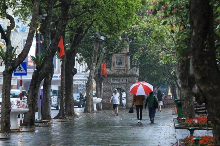 Hà Nội mưa nhỏ trong ngày bầu cử 15/3