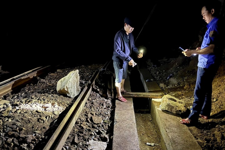 Đá tiếp tục rơi xuống tuyến đường sắt đèo Hải Vân, nhiều chuyến tàu bị gián đoạn
