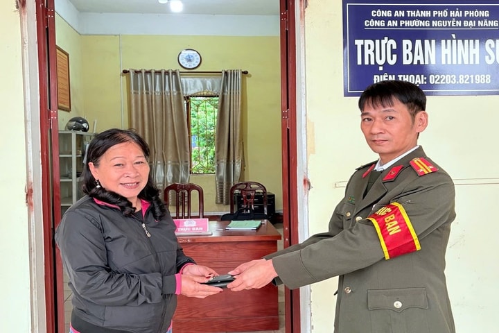 Nhặt được ví rơi trên đường đến trường, 3 học sinh tìm cách trả lại
