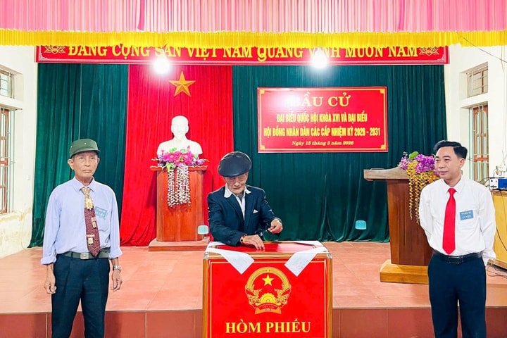 Tấm gương sáng của cử tri tuổi "xưa nay hiếm"