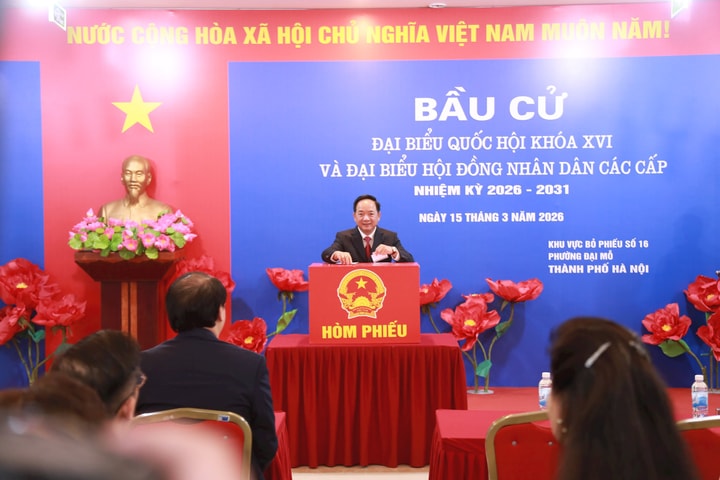 Trưởng Ban Tuyên giáo và Dân vận Trung ương Trịnh Văn Quyết tham gia bỏ phiếu tại phường Đại Mỗ, Hà Nội