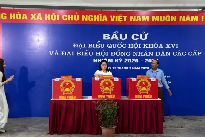 Phó Bí thư Thường trực Đảng ủy TANDTC Nguyễn Hải Trâm thực hiện quyền bầu cử tại phường Bồ Đề