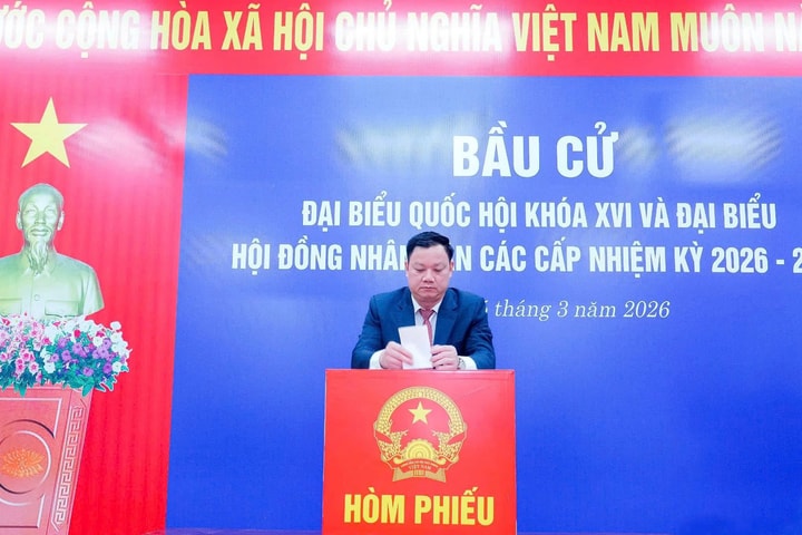 Bí thư Tỉnh ủy Nghệ An cùng cử tri tham gia ngày hội non sông