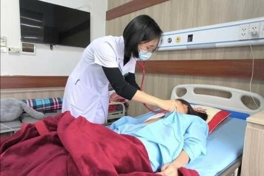 Tưởng viêm họng, nữ sinh 16 tuổi bị “siêu vi khuẩn” tấn công não, tim