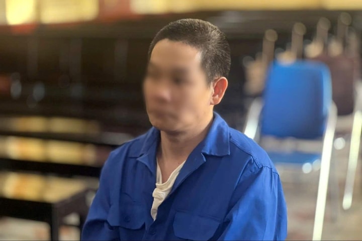 Nghi ngờ vợ cũ có bạn trai, mua kéo đến nhà đâm trọng thương