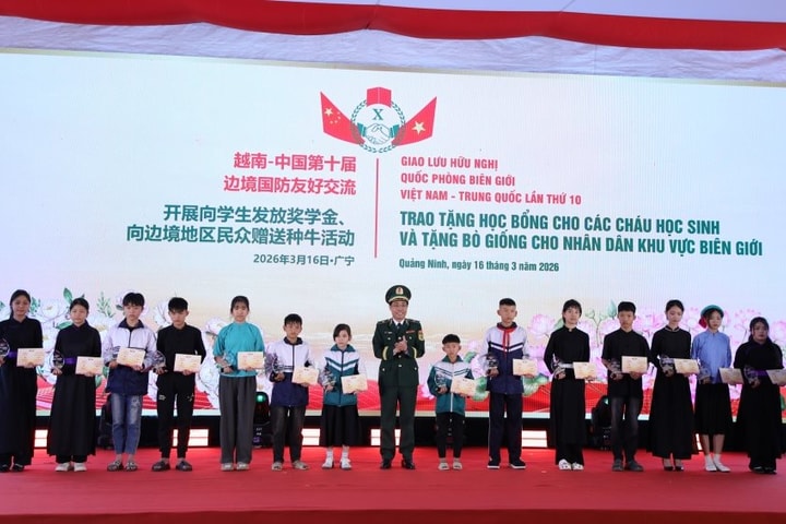 100 suất học bổng “Nâng bước em tới trường” đến với học trò vùng biên Quảng Ninh