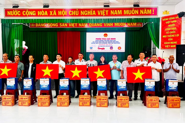 Nhiều ngư dân "giật mình" khi được giải đáp về IUU
