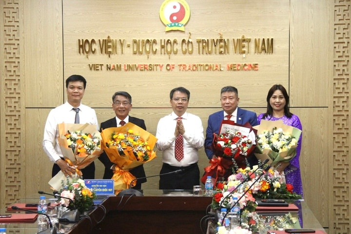 Học viện Y - Dược học Cổ truyền Việt Nam bổ nhiệm lại 4 phó giáo sư