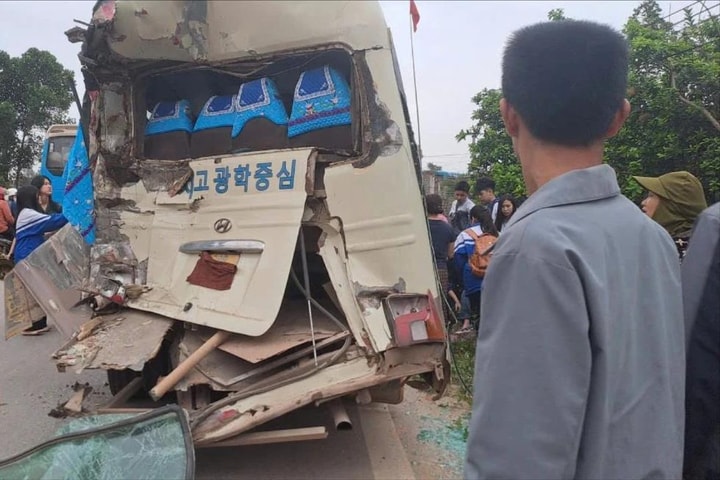 Xe tải tông xe đưa đón học sinh, đẩy văng hàng chục mét