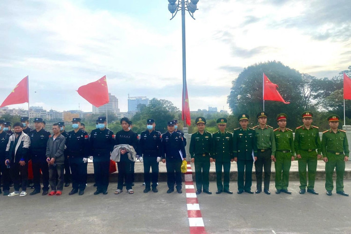 Trao trả 8 công dân Trung Quốc vi phạm quy định về xuất, nhập cảnh