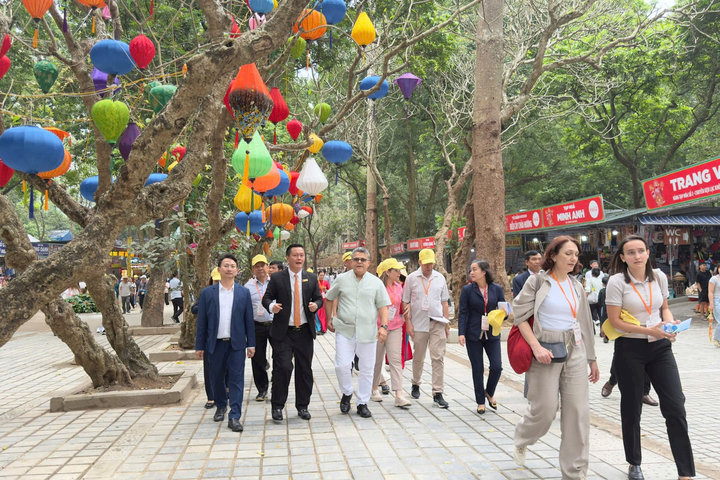 “Du xuân hữu nghị 2026” tại chùa Hương: Gần 400 đại biểu, Đại sứ tham dự