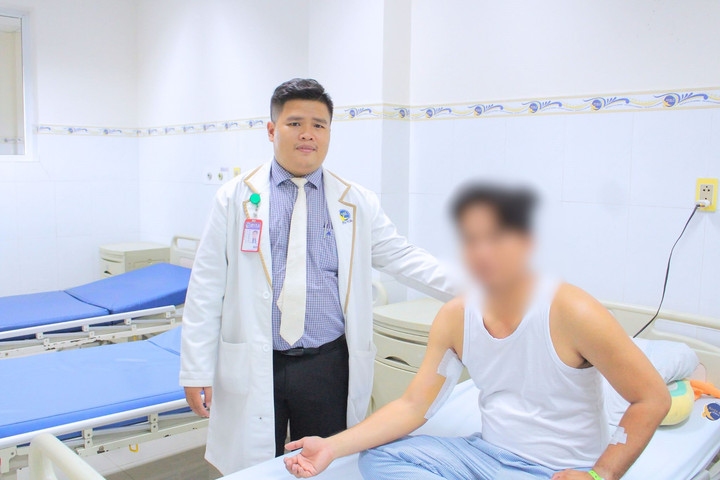 Thanh niên bị thanh sắt đâm xuyên cánh tay