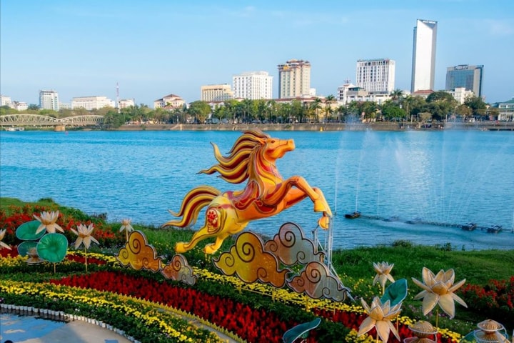 Linh vật ngựa vàng bên sông Hương bất ngờ bốc cháy trong đêm
