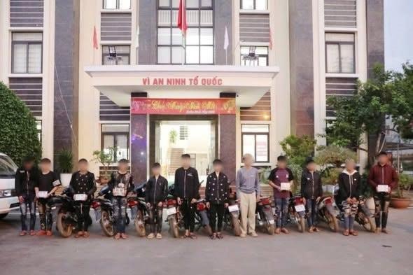 13 thanh thiếu niên phóng nhanh, dàn hàng ngang bị xử lý trong đêm
