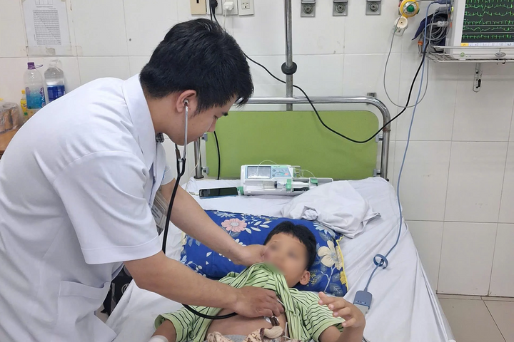 Cứu sống bé trai 10 tuổi viêm cơ tim tối cấp nguy kịch
