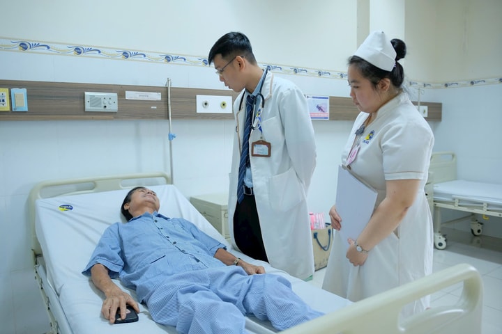 Người đàn ông “ho ra máu sét đánh"