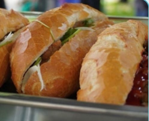 Nhiều người nhập viện nghi do ngộ độc bánh mì