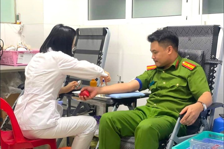 Cán bộ Công an hiến máu giúp người dân vượt qua cơn nguy kịch
