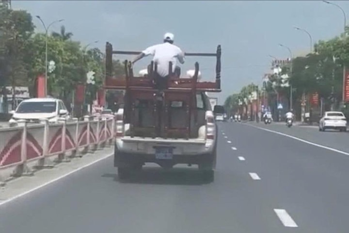 Xử phạt tài xế xe biển xanh chở người ngồi trên thùng xe