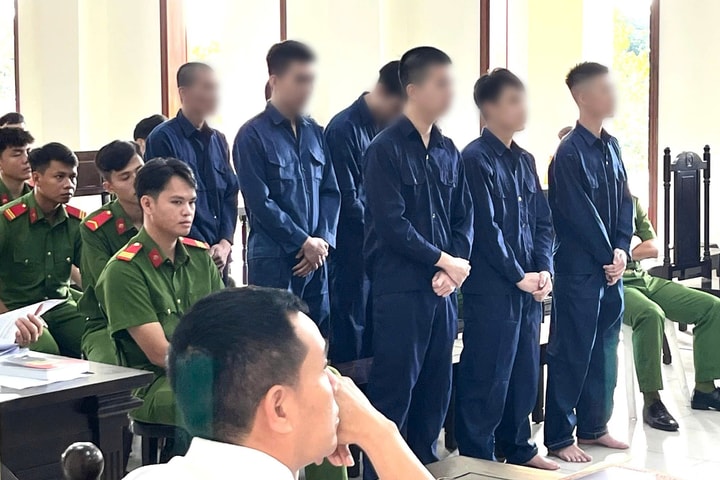 Nghe tin mẹ bị hăm dọa, con trai rủ bạn mang hung khí chém người
