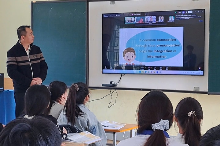Lần đầu tiên học sinh vùng cao Cao Bằng học tiếng Anh với giáo viên bản ngữ