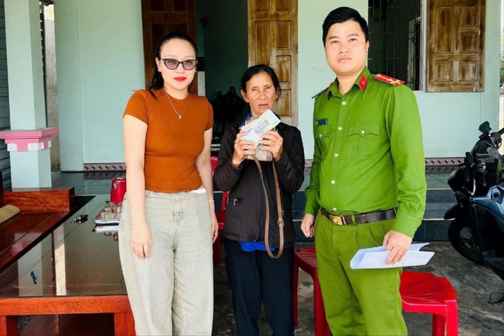 Nhặt được 30 triệu đồng, cụ bà tìm người trả lại