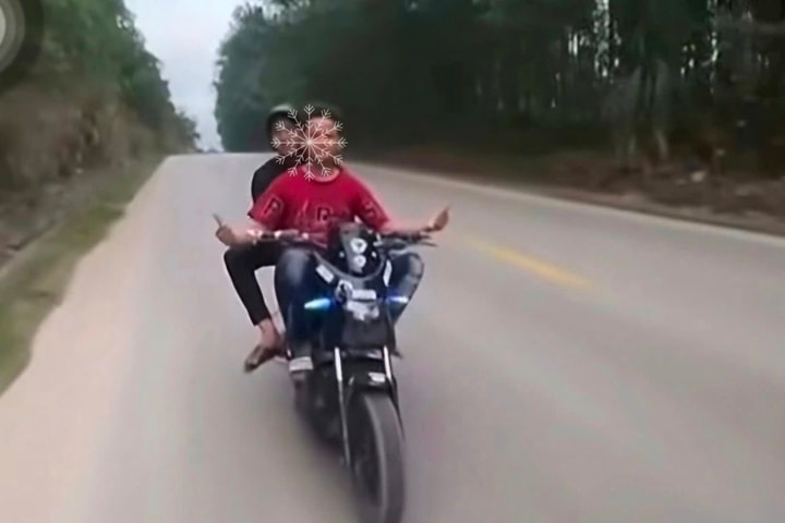 Xử lý nam sinh lớp 8 “diễn xiếc” khi điều khiển xe máy điện