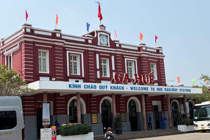 Ga Huế thành điểm du lịch, tàu di sản miền Trung ra mắt diện mạo mới
