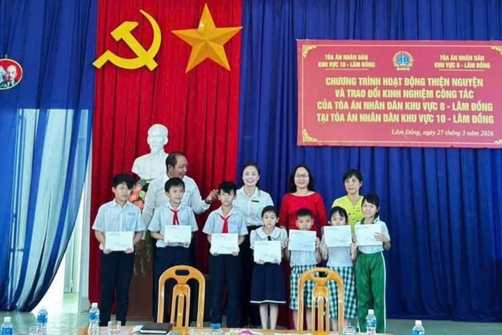 TAND khu vực 8 - Lâm Đồng trao học bổng cho học sinh nghèo
