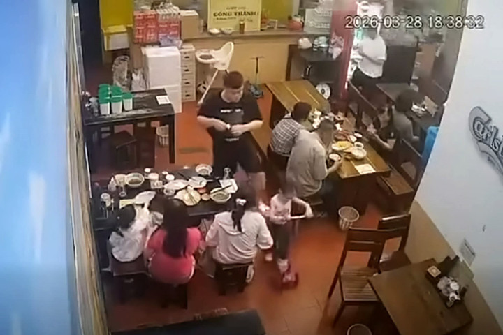 Xác minh vụ nam thanh niên nghi đạp ngã bé gái tại quán ăn