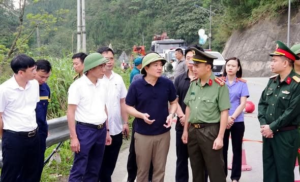 Phó Chủ tịch UBND tỉnh Phú Thọ Vũ Việt Văn trực tiếp chỉ đạo khắc phục hậu quả vụ tai nạn xe khách 29 chỗ