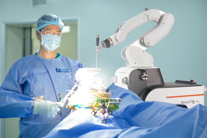 Robot AI chủ động thay khớp chuẩn xác, an toàn vượt trội đã có mặt tại Việt Nam