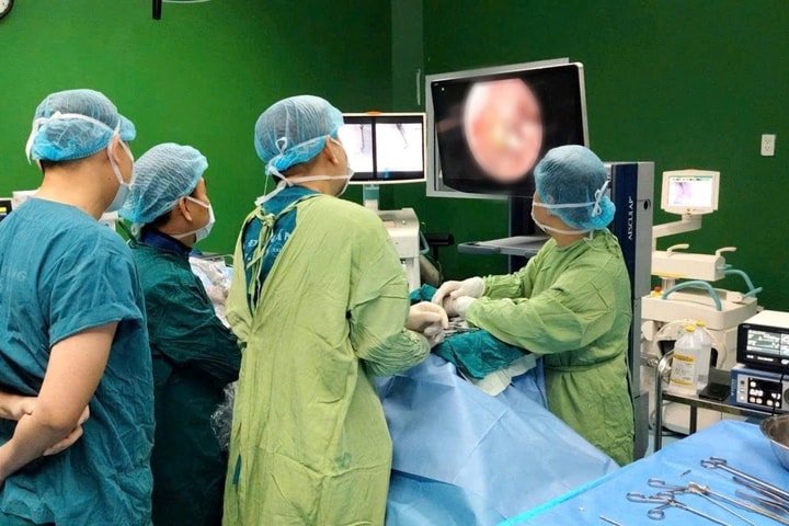 Bệnh viện Đà Nẵng lần đầu triển khai phẫu thuật nội soi cột sống hai cổng