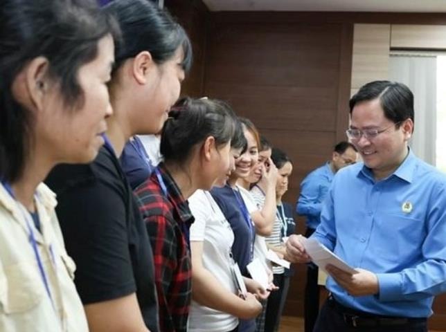 Chủ tịch Tổng Liên đoàn Lao động Việt Nam thăm, tặng quà công nhân Hà Nội