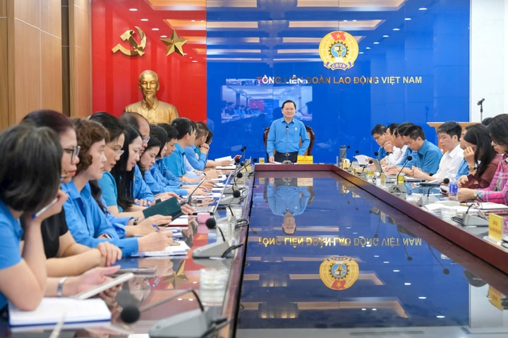 Nâng cao nhận thức chính trị và hiểu biết pháp luật cho công nhân là yêu cầu bắt buộc