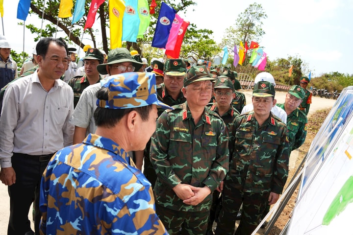 Bộ Quốc phòng kiểm tra tiến độ xây dựng các công trình tại đảo Hòn Khoai