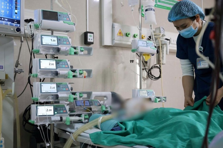 Cứu sống bé gái 15 tháng tuổi bị xe ô tô cán qua người