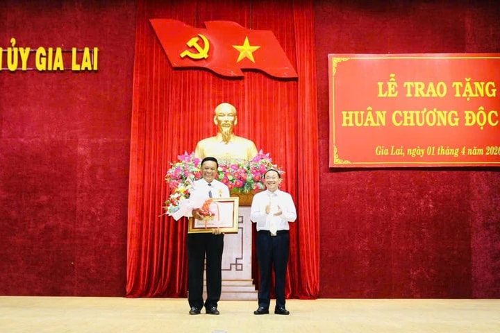 Trao Huân chương Độc lập cho nguyên Phó Bí thư Thường trực Tỉnh ủy Bình Định