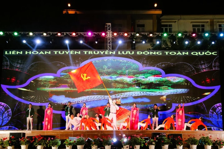 Quảng Ninh: Nhiều đoàn tuyên truyền lưu động đồng loạt biểu diễn phục vụ nhân dân