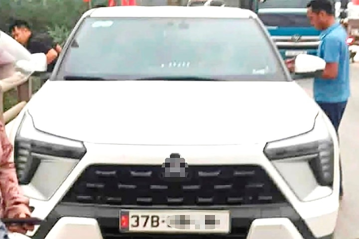 Một phụ nữ mất tích sau khi dừng xe trên cầu