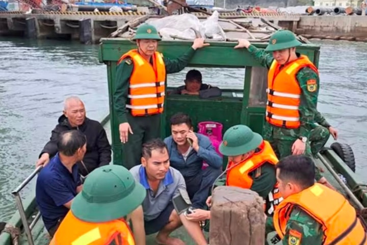 Kịp thời giải cứu 5 thuyền viên trên tàu chở cát bị chìm giữa sóng dữ