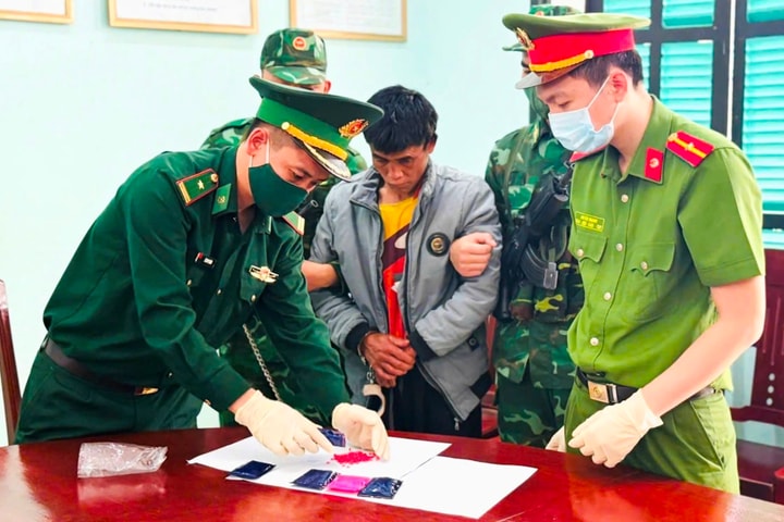 Bắt đối tượng người Lào vận chuyển hơn 1.000 viên ma túy