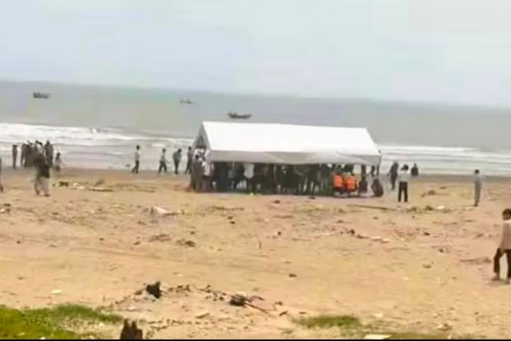 Hai bé trai mất tích khi tắm biển