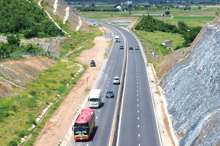Xe tải, xe khách lớn giảm tốc xuống 80 km/h trên hai cao tốc trọng điểm