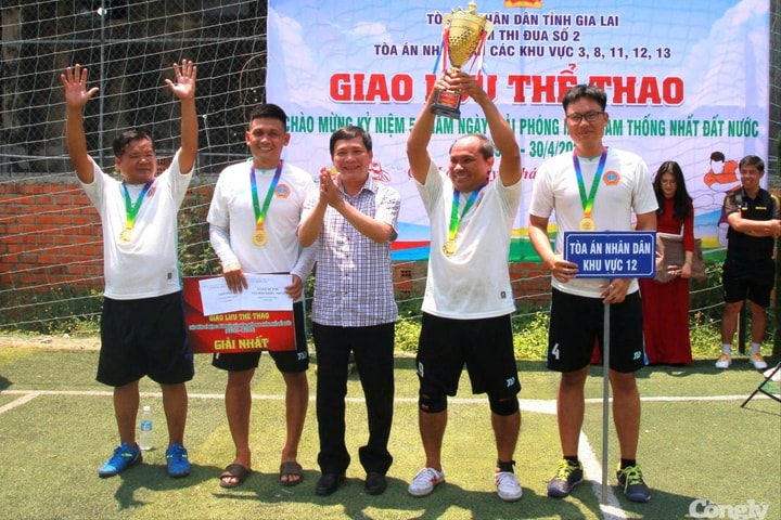Cụm thi đua số II-TAND tỉnh Gia Lai tổ chức giao lưu bóng đá