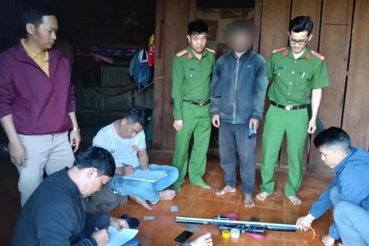 Xử lý đối tượng tàng trữ súng quân dụng và 95 viên đạn